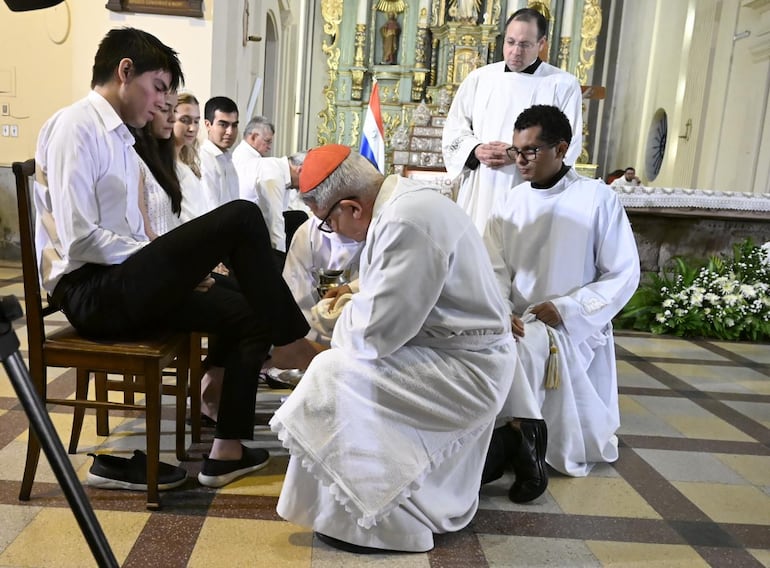 Lavatorio de los pies, en la Catedral Metropolitana de Asunción, a cargo del arzobispo de Asunción, Adalberto Martínez.