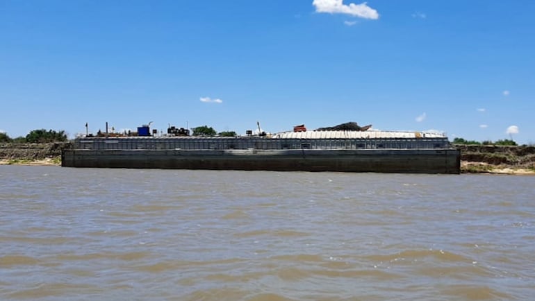 La barcaza siniestrada el 19 de noviembre de 2020 en Ypané.