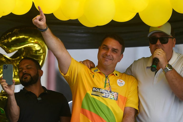 El senador Flavio Bolsonaro (C), hijo del expresidente Jair Bolsonaro.