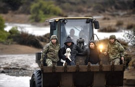 Miembros del Ejército chileno rescatan a residentes atrapados en una zona rural de la región de Coquimbo tras condiciones climáticas severas, el 19 de julio de 2026. Las fuertes lluvias en Chile han causado la muerte de cinco personas y destruido o dañado gravemente más de 1000 viviendas, lo que llevó al gobierno a declarar el estado de emergencia.