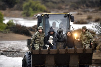 Miembros del Ejército chileno rescatan a residentes atrapados en una zona rural de la región de Coquimbo tras condiciones climáticas severas, el 19 de julio de 2026. Las fuertes lluvias en Chile han causado la muerte de cinco personas y destruido o dañado gravemente más de 1000 viviendas, lo que llevó al gobierno a declarar el estado de emergencia.