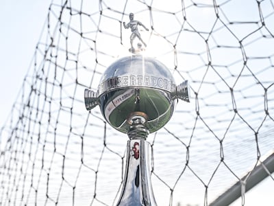 El trofeo de la Copa Libertadores Femenina.