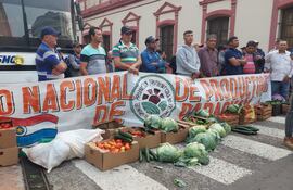 Productores de diversas frutas, verduras y hortalizas protestan en Asunción por las pocas ventas que se registran debido al incremento del contrabando a nivel nacional.