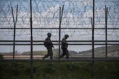 Soldados surcoreanos patrullando en el límite de la zona desmilitarizada que separa a las dos Coreas.