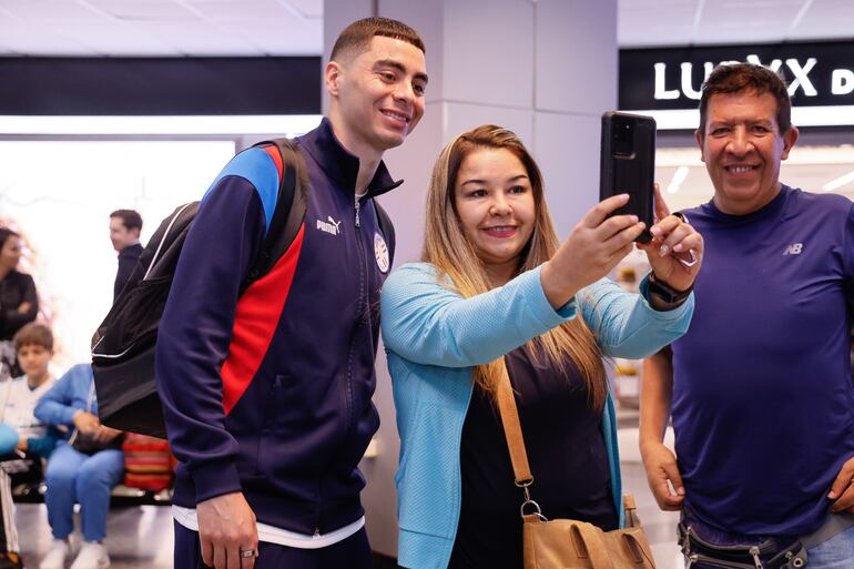 Miguel Almirón. futbolista de la selección paraguaya, en el Aeropuerto Internacional Silvio Pettirossi previo al viaje a Lima para el amistoso con Perú.