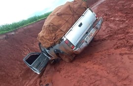 Esta camioneta cargada con productos agrícolas cayó en un profundo barranco a consecuencia del mal estado del camino vecinal de la colonia Primavera Real