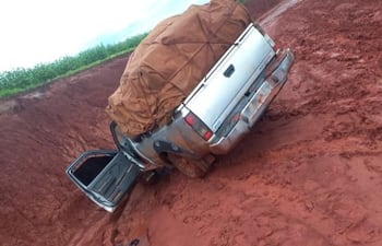 Esta camioneta cargada con productos agrícolas cayó en un profundo barranco a consecuencia del mal estado del camino vecinal de la colonia Primavera Real