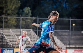 El polivalente futbolista uruguayo, Fabricio Domínguez Huertas (27 años) en el encuentro por la Serie Río de La Plata frente a Dan Lorenzo de Almagro. (Foto: Cerro Porteño)