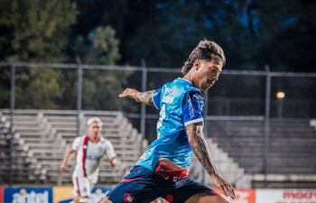 El polivalente futbolista uruguayo, Fabricio Domínguez Huertas (27 años) en el encuentro por la Serie Río de La Plata frente a Dan Lorenzo de Almagro. (Foto: Cerro Porteño)