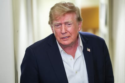 El presidente Donald Trump habla con periodistas a bordo del Air Force One mientras viaja de regreso desde Irlanda a la Base Conjunta Andrews, Maryland, el 13 de septiembre de 2026 en vuelo.