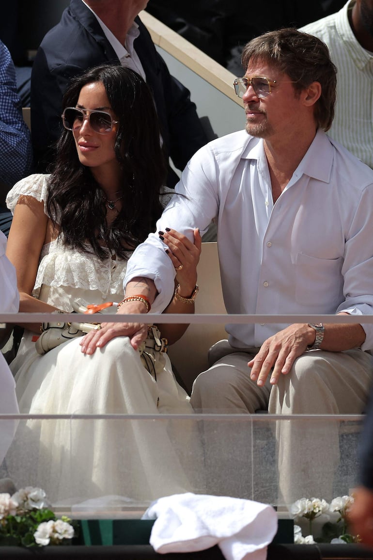 El actor Brad Pitt y su novia Inés de Ramón, bien juntitos en el Court Philippe-Chatrier en París. (Thomas SAMSON / AFP)