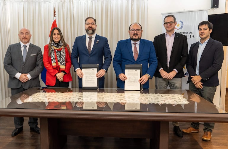 Representantes de la UFAMEP y el Ministerio de Justicia durante la firma del acuerdo entre ambas entidades.