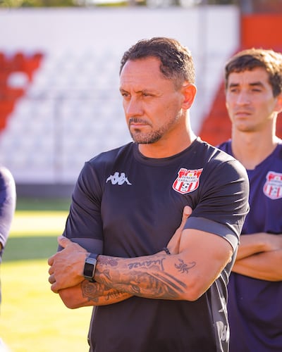 Rodrigo Sebastián Vázquez, nuevo director técnico de General Caballero de Juan León Mallorquín, durante su presentación desarrollada este domingo, en el estadio Ka'arendy.