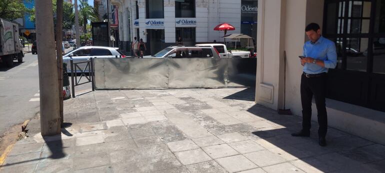 La valla colocada por ueno Bank obstaculiza totalmente el paso peatonal.