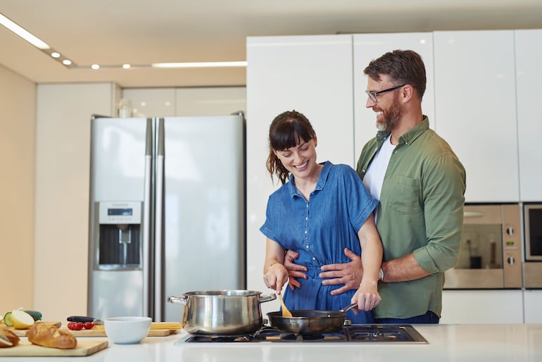 Pareja feliz en la cocina.