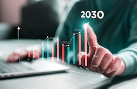 Aunque el PND 2030 sentó bases importantes, no logró cerrar brechas estructurales clave. Persisten déficits en infraestructura, informalidad laboral elevada y baja productividad en varios sectores.