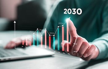 Aunque el PND 2030 sentó bases importantes, no logró cerrar brechas estructurales clave. Persisten déficits en infraestructura, informalidad laboral elevada y baja productividad en varios sectores.