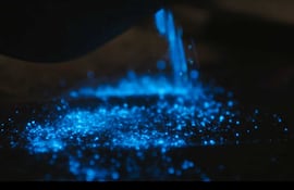 Escena de "Emergencia radiactiva", una miniserie de Netflix. Se ve el polvo de cesio-137 con su efecto en la oscuridad.