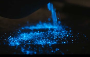 Escena de "Emergencia radiactiva", una miniserie de Netflix. Se ve el polvo de cesio-137 con su efecto en la oscuridad.