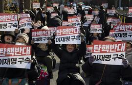 Seguidores del destituido presidente surcoreano Yoon Suk Yeol se manifiestan en Seúl.