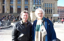 Luis Szarán junto al concertino de la Sinfónica de Berlín, Gotz Bernau, frente a la Konzerthaus de la capital alemana durante el estreno de una obra del músico paraguayo años atrás.