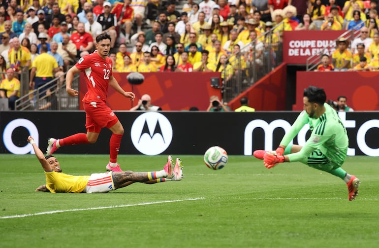 Camilo Vargas de Colombia realiza una atajada ante Fabian Rieder de Suiza durante el partido de octavos de final de la Copa Mundial de la FIFA 2026 entre Suiza y Colombia en el BC Place de Vancouver, Vancouver, Columbia Británica, Canadá.
