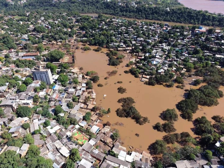 Panorámica aérea de barrio San Rafael inundado, con casas y áreas cubiertas de agua marrón.