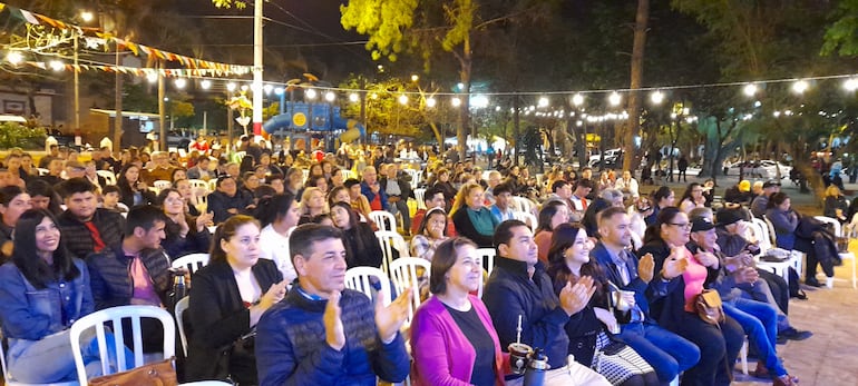 El intendente municipal, Fernando Ramírez, el ministro de la Corte Suprema de Justicia, Víctor Ríos, y varios concejales municipales estuvieron presentes en el festival Flor de Pilar.
