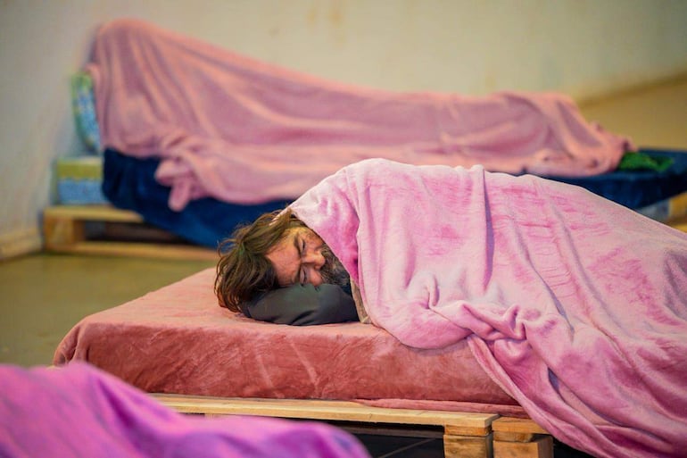 Ante intenso frío, habilitan albergue temporal para adultos mayores en Ciudad del Este
