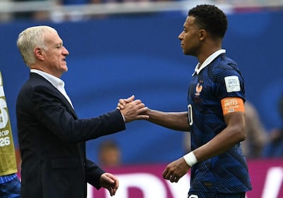 Didier Deschamps y Kylian Mbappé, tras la derrota de Francia contra Inglaterra por 6-4.