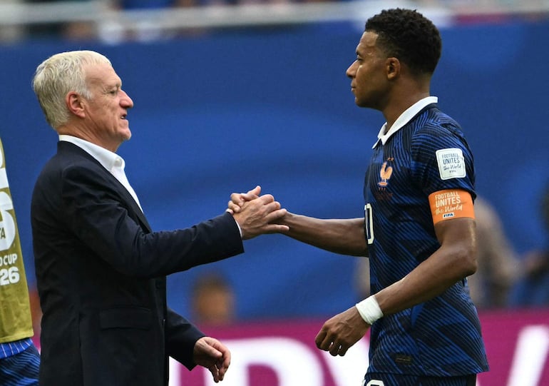El director técnico de Francia, Didier Deschamps, y el delantero de Francia Kylian Mbappé se dan la mano tras perder el partido por el tercer puesto del torneo de fútbol de la Copa Mundial 2026 entre Francia e Inglaterra en el Miami Stadium de Miami.