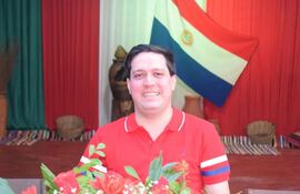 El Concejal de Areguá, Pablo Ayala, quien entregó al Intendente de Areguá el cheque de 600 millones de guaraníes que fue robado.