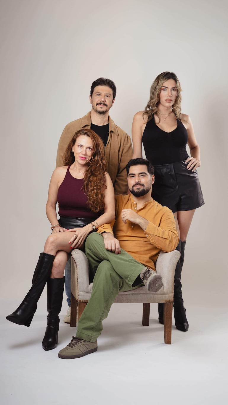 Mujer con blusa morada y falda negra, hombre con camiseta negra y prenda beige, otro hombre con camisa naranja, y mujer en blusa negra y pantalones de cuero.