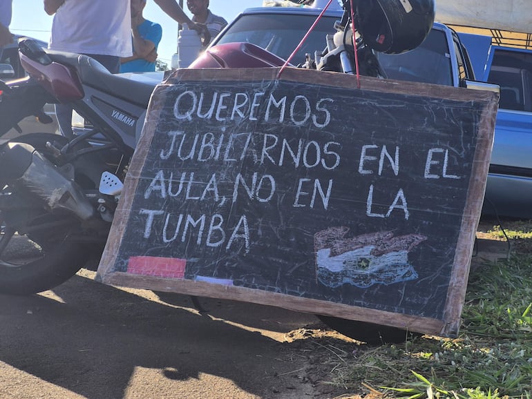 Docentes de Itapúa están siguiendo de cerca la situación de la reforma de la Caja Fiscal. Este lunes, al igual que sus pares de diferentes puntos del país también salieron a las calles.  	