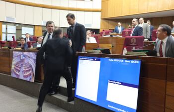 Dionisio Amarilla impide que Juan Afara avance hacia SIlvio Ovelar.