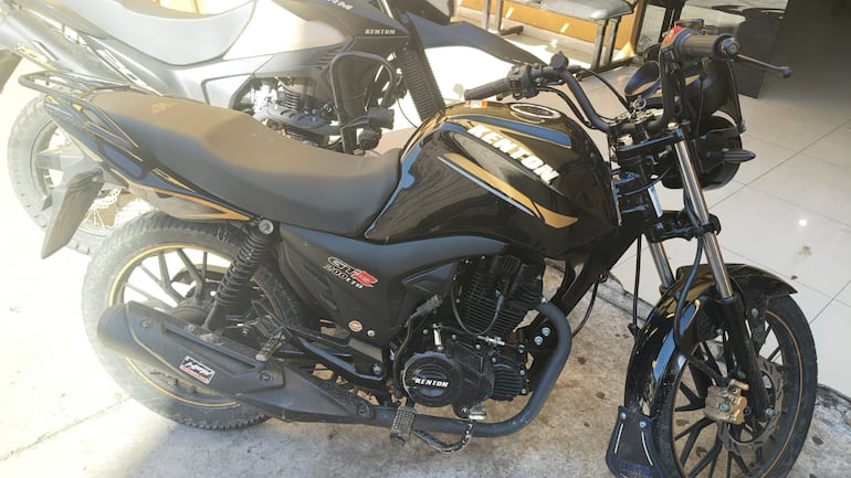 Motocicleta incautada durante el procedimiento policial.