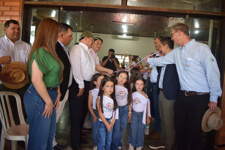 De la habilitación oficial de la Expo Frutas participaron autoridades políticas locales y nacionales.