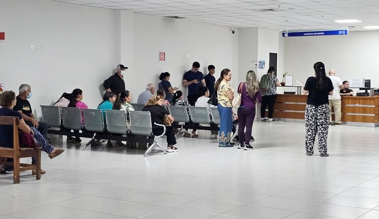 Pacientes que buscan atención médica denuncian extrema burocracia en el IPS.