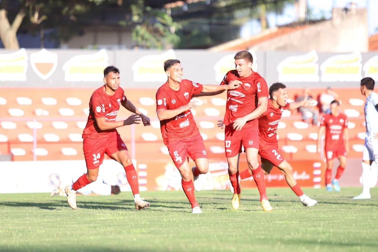 Los jugadores de Fernando de la Mora celebrando el tanto apertura.