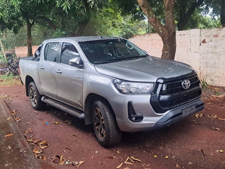 La camioneta Toyota Hilux robada el sábado último en Foz de Yguazú, Brasil, fue detectada hoy en Minga Guazú, Paraguay, en poder de un policía de nuestro país.