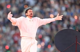 Bad Bunny se presenta en el escenario durante el espectáculo de medio tiempo del Super Bowl LX de Apple Music en el Levi's Stadium el 8 de febrero de 2026 en Santa Clara, California.