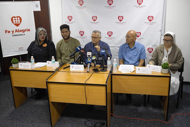 El director general del Movimiento Internacional de Educación Fe y Alegría de Fe en Venezuela, José Terán (c), durante una rueda de prensa sobre el impacto en la educación por doble terremoto del pasado 24 de junio.