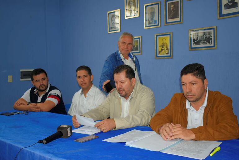 Los abogados Cristian González y Roberto Mendoza junto al candidato a gobernador de Guairá por la Concertación, Luis Silva (PLRA), durante la conferencia de prensa.