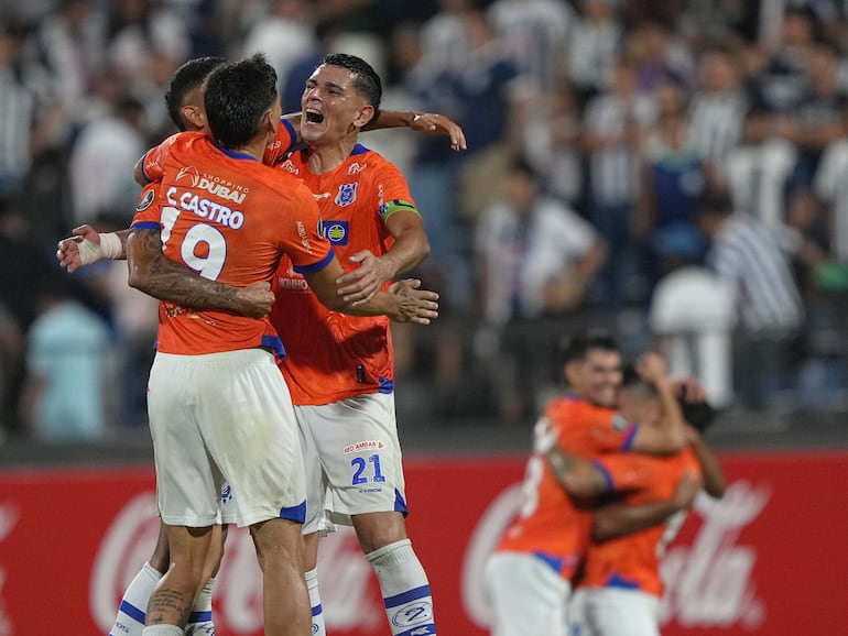 Los jugadores de 2 de Mayo celebran el empate y la clasificación a la Fase 2 de la Copa Libertadores 2026 en un partido ante Alianza Lima en el estadio Alejandro Villanueva, en Lima, Perú.