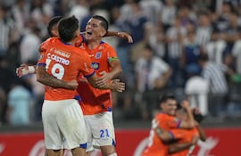 Los jugadores de 2 de Mayo celebran el empate y la clasificación a la Fase 2 de la Copa Libertadores 2026 en un partido ante Alianza Lima en el estadio Alejandro Villanueva, en Lima, Perú.