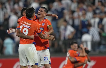 Los jugadores de 2 de Mayo celebran el empate y la clasificación a la Fase 2 de la Copa Libertadores 2026 en un partido ante Alianza Lima en el estadio Alejandro Villanueva, en Lima, Perú.