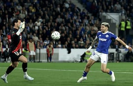 El paraguayo Julio Enciso (d), futbolista de Racing de Estrasburgo, disputa el balón en un partido frente a Rayo Vallecano en la revancha de las semifinales de Conference League.