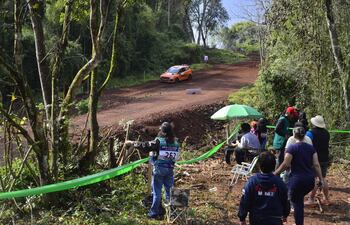 Fotógrafos y público en general observando a un competidor del Rally Mundial Paraguay 2025 (WRC) en uno de los tramos, en el departamento de Itapúa.