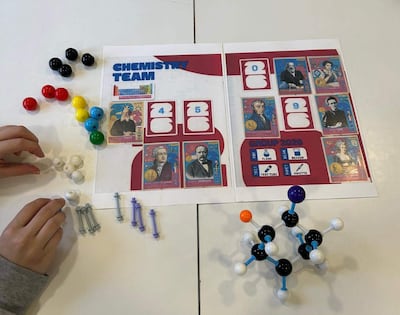 La profesora Alejandra Galarza, utiliza un álbum de figuritas del Mundial para sus clases de química en el colegio.