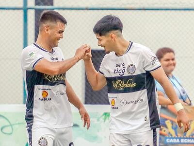 Diego Rojas y Cristhian Batte (d), en plena celebración. Olimpia de Itá fue contundente frente al Sportivo Limpeño.
